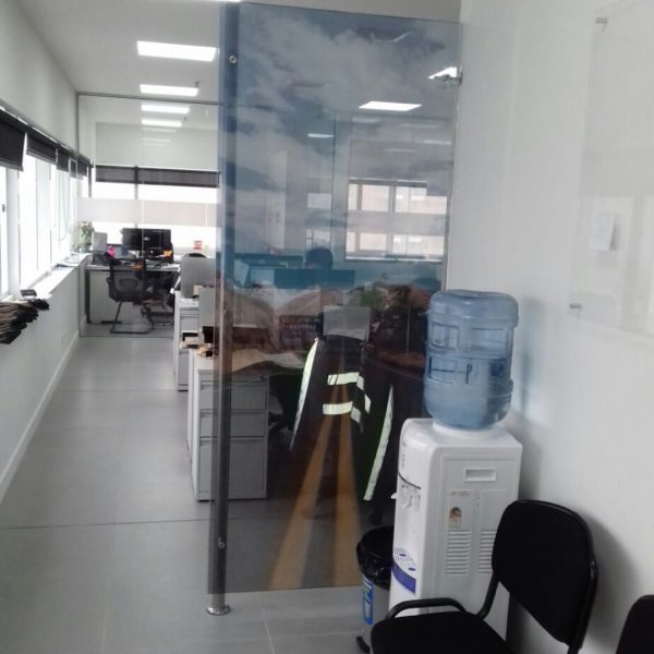 Divisiones para oficinas fabricadas en vidrios y con acero inoxidable - Imagen 2